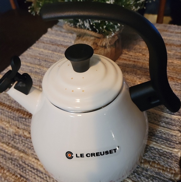 FLASH SALE! NWT Le Creuset Holiday Tea Kettle - Picture 2 of 7